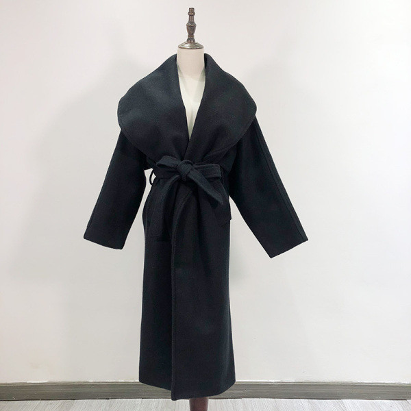 Új modell tavaszi kabát széles gallérral és övvel fekete színben