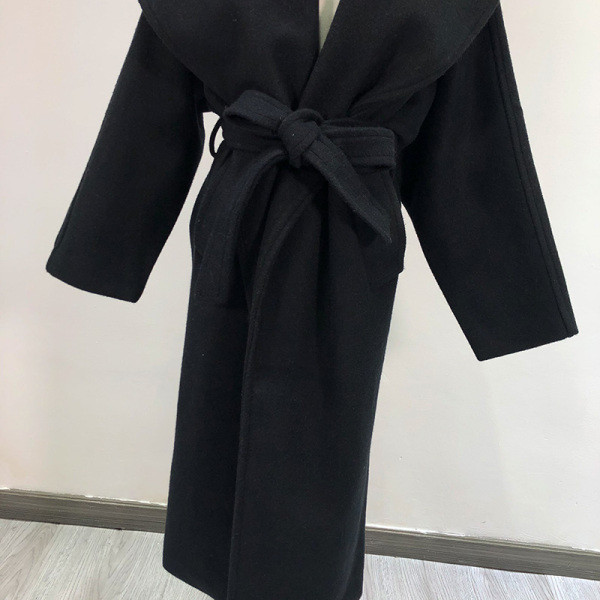 Új modell tavaszi kabát széles gallérral és övvel fekete színben