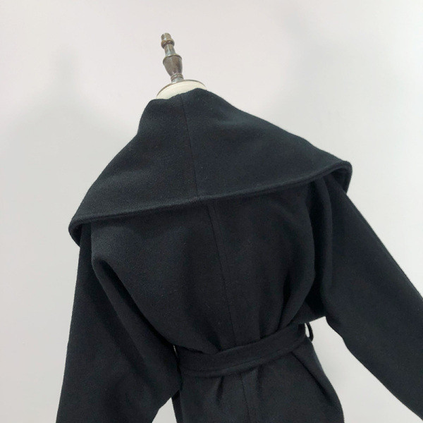 Új modell tavaszi kabát széles gallérral és övvel fekete színben