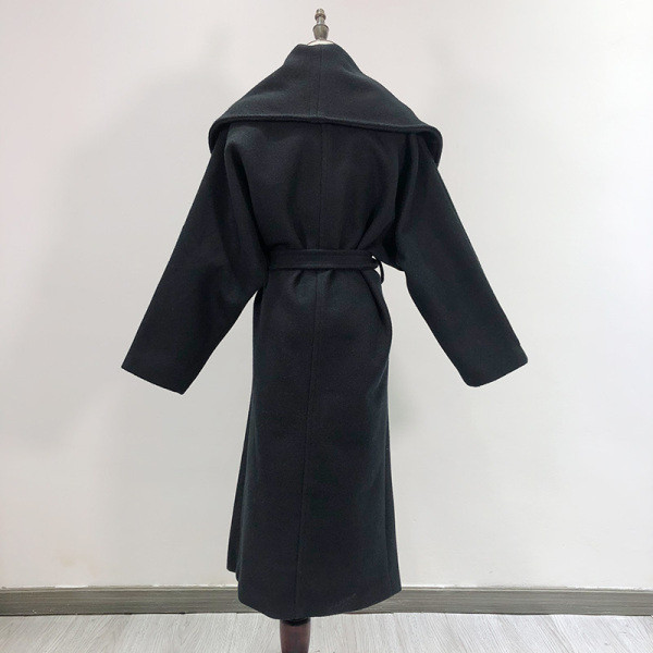 Új modell tavaszi kabát széles gallérral és övvel fekete színben