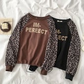 Modern női blúz barna és fekete színben, leopárd mintával és felirattal