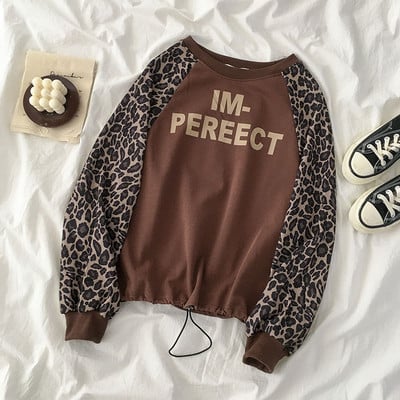 Modern női blúz barna és fekete színben, leopárd mintával és felirattal