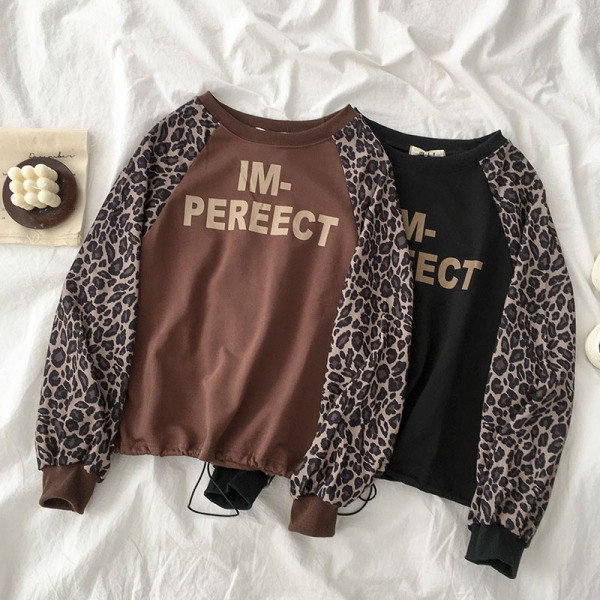 Modern női blúz barna és fekete színben, leopárd mintával és felirattal