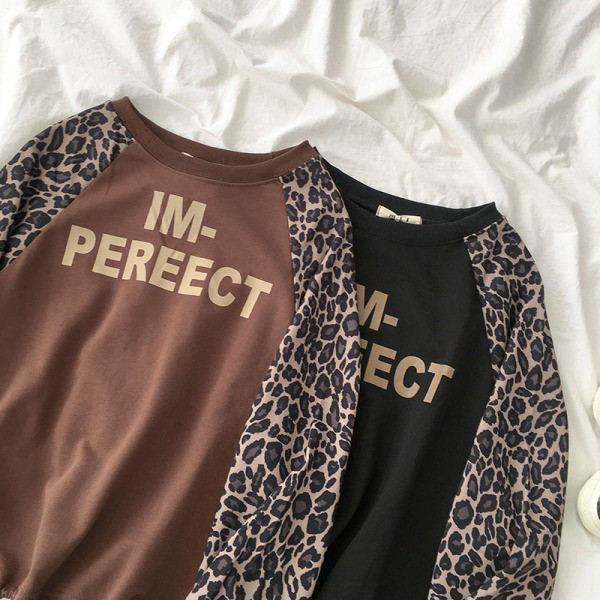 Modern női blúz barna és fekete színben, leopárd mintával és felirattal