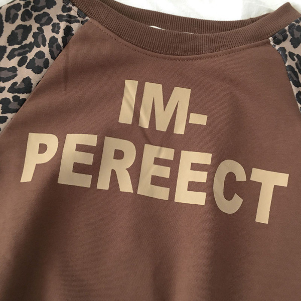 Modern női blúz barna és fekete színben, leopárd mintával és felirattal