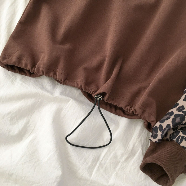 Modern női blúz barna és fekete színben, leopárd mintával és felirattal