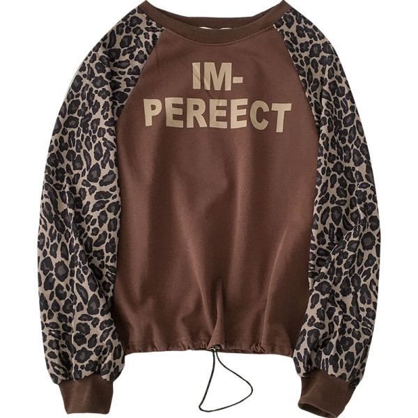 Modern női blúz barna és fekete színben, leopárd mintával és felirattal