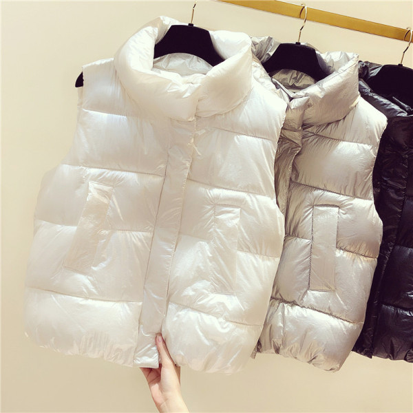 Modern női mellény spitzgallérral, fekete, arany és fehér színekben