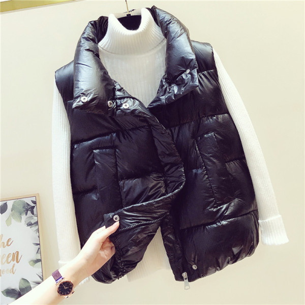 Modern női mellény spitzgallérral, fekete, arany és fehér színekben