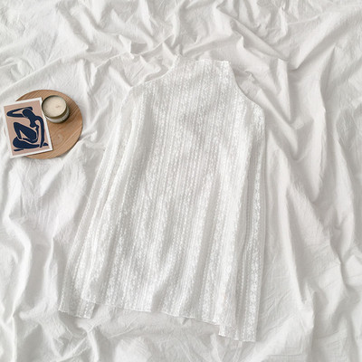 Bluză de damă din dantelă alb și negru, cu guler înalt și mâneci lungi