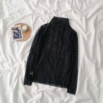 Bluză de damă din dantelă alb și negru, cu guler înalt și mâneci lungi