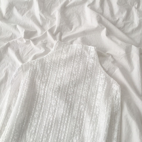 Bluză de damă din dantelă alb și negru, cu guler înalt și mâneci lungi