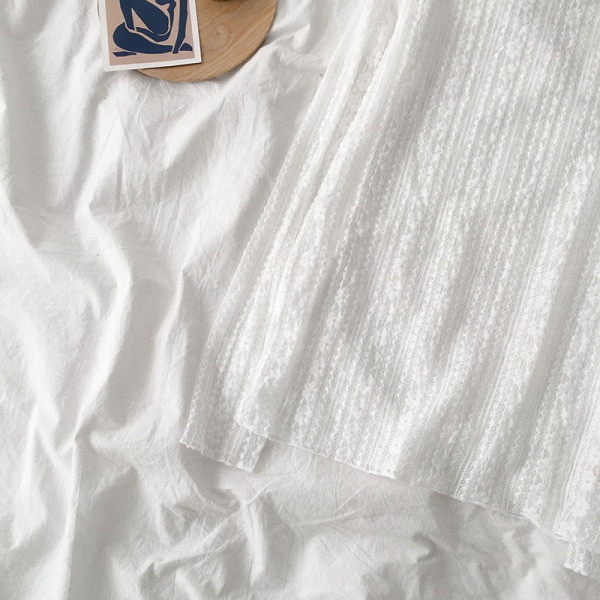 Bluză de damă din dantelă alb și negru, cu guler înalt și mâneci lungi