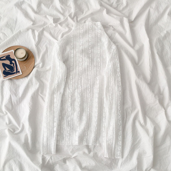 Bluză de damă din dantelă alb și negru, cu guler înalt și mâneci lungi