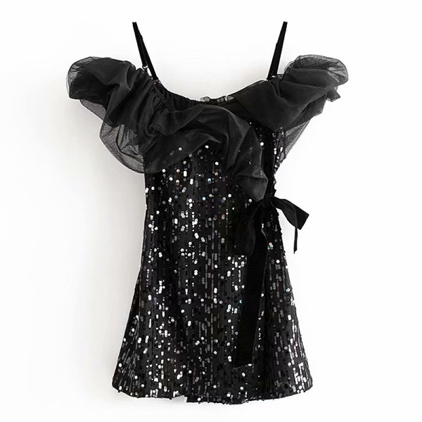 Elegáns rövid fekete ruha flitterekkel és tüll ujjakkal