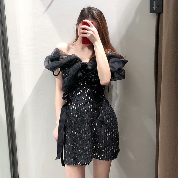 Elegáns rövid fekete ruha flitterekkel és tüll ujjakkal
