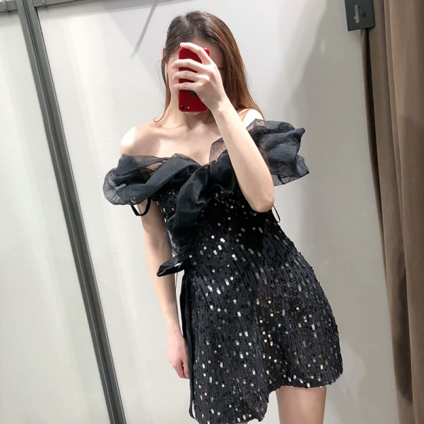 Elegáns rövid fekete ruha flitterekkel és tüll ujjakkal