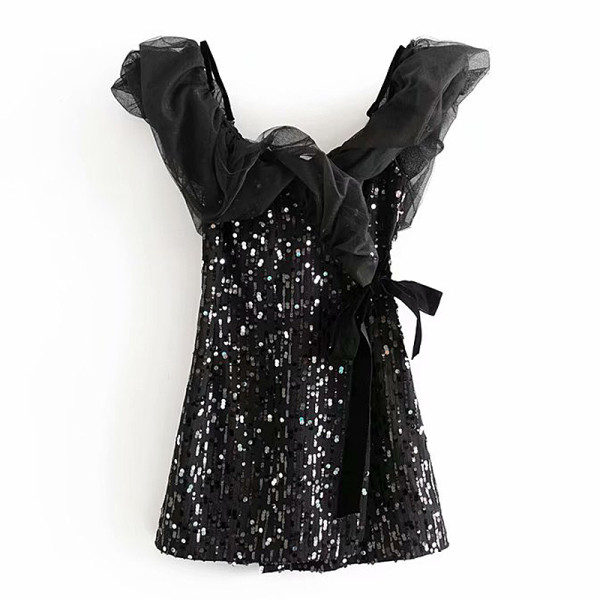 Elegáns rövid fekete ruha flitterekkel és tüll ujjakkal