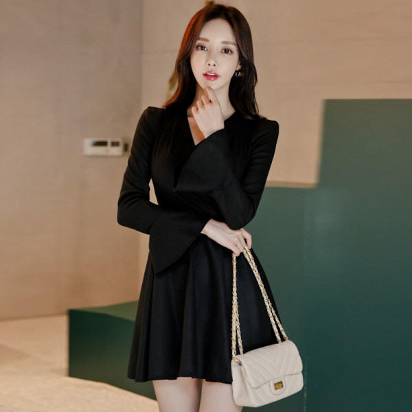 Új modell női ruha lótusz ujjal és spitz nyakkivágással fekete színben