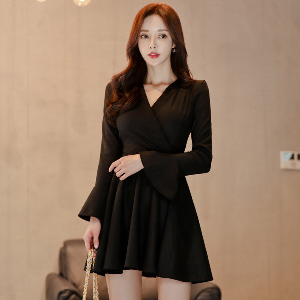 Új modell női ruha lótusz ujjal és spitz nyakkivágással fekete színben