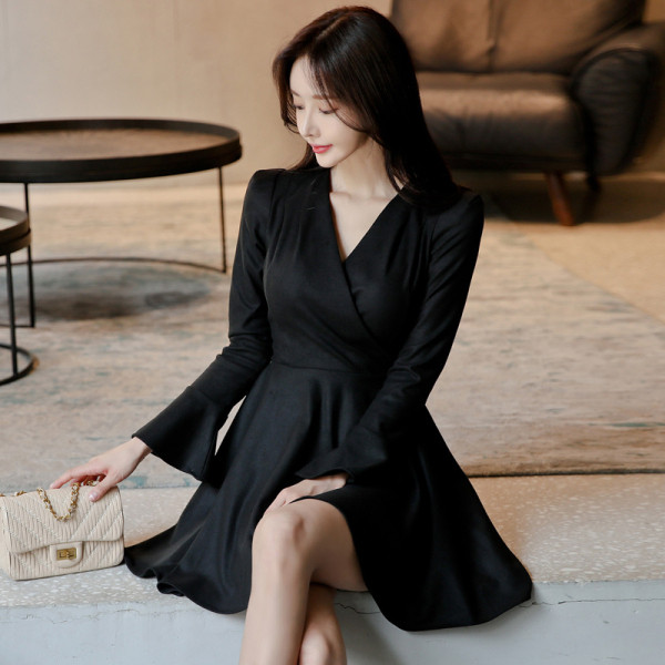 Új modell női ruha lótusz ujjal és spitz nyakkivágással fekete színben