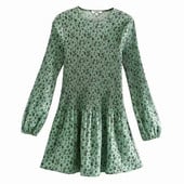 Rövid, lezser tavaszi ruha zöld színben, virágos jobb szabású mintával