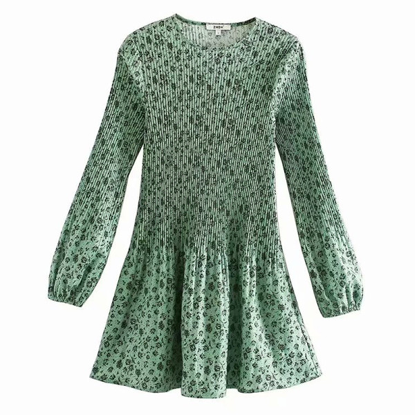 Rövid, lezser tavaszi ruha zöld színben, virágos jobb szabású mintával