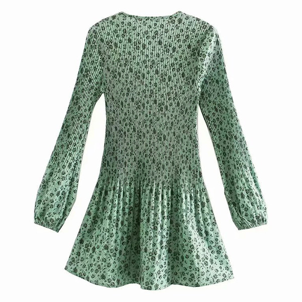 Rövid, lezser tavaszi ruha zöld színben, virágos jobb szabású mintával