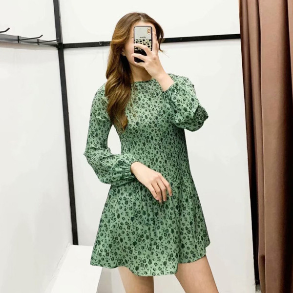 Rövid, lezser tavaszi ruha zöld színben, virágos jobb szabású mintával