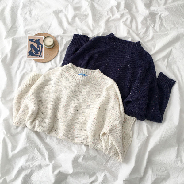 Alkalmi női pulóver fehér és kék színben, kerek nyakkivágással