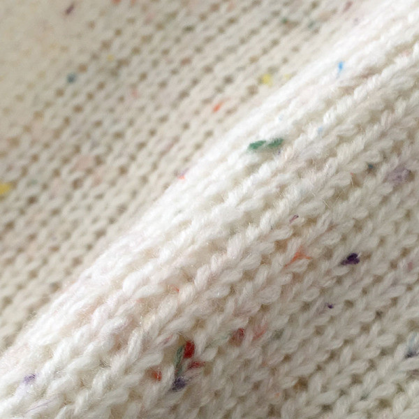 Alkalmi női pulóver fehér és kék színben, kerek nyakkivágással