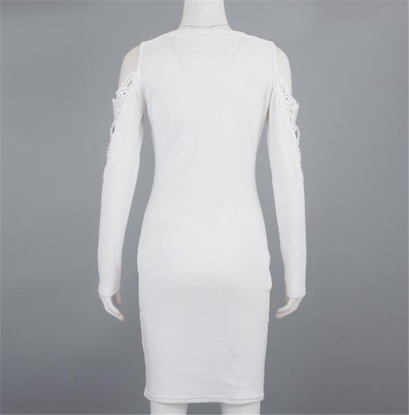 Καθημερινό γυναικείο πλεκτό φόρεμα με γυμνούς ώμους σε λευκό χρώμα