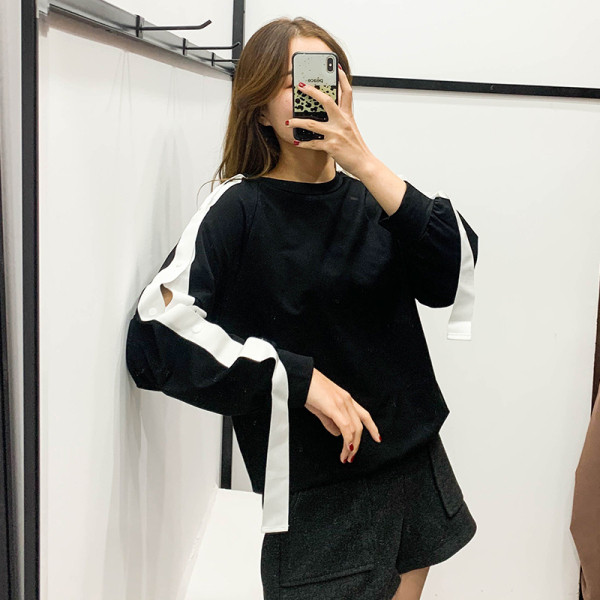 Bluză de damă modernă de culoare neagră, cu nasturi și cravate pe mâneci