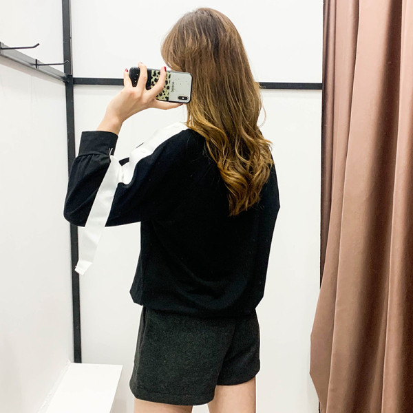 Bluză de damă modernă de culoare neagră, cu nasturi și cravate pe mâneci