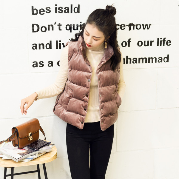 Női mindennapi bársonymellény fekete, rózsaszín és barna gombokkal