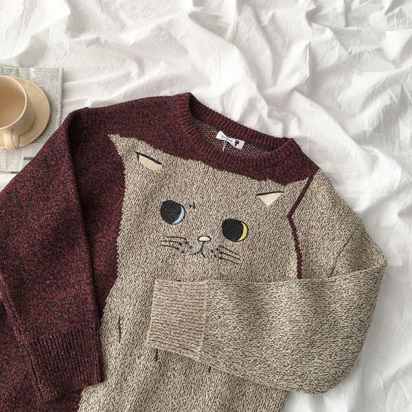 Alkalmi női pulóver hímzéssel és kerek nyakkivágással szürke és piros színben