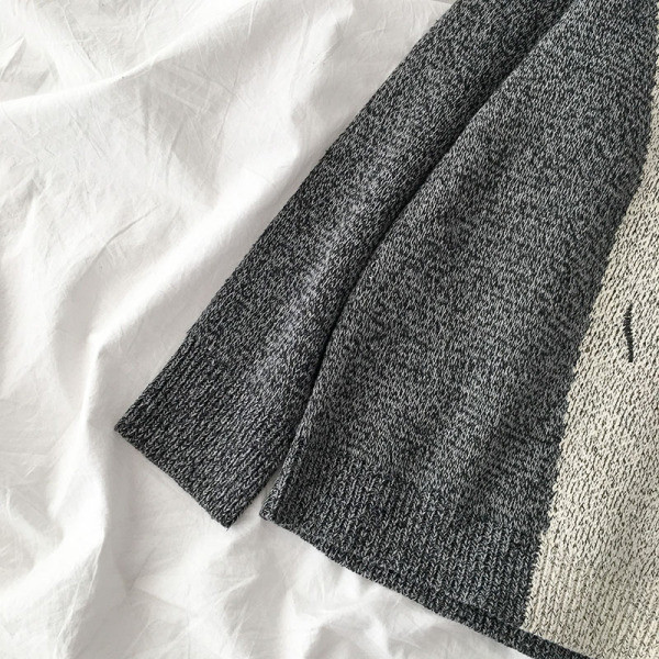 Alkalmi női pulóver hímzéssel és kerek nyakkivágással szürke és piros színben