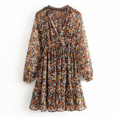 Lezser szabású ruha mély nyakkivágással és derékkötővel, barna színben