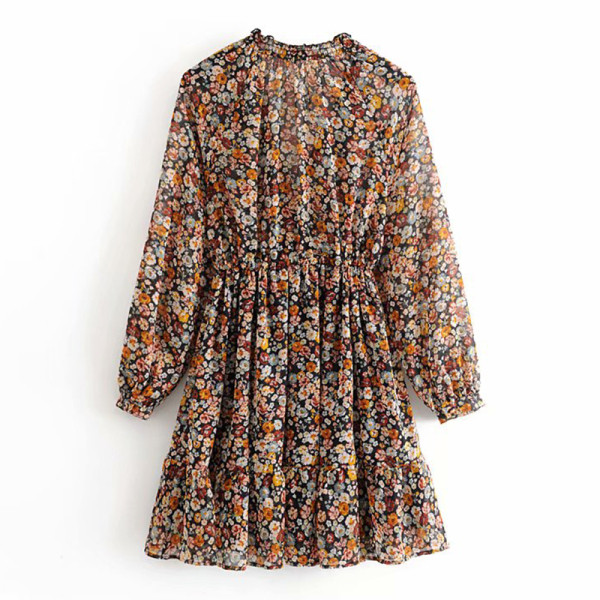 Lezser szabású ruha mély nyakkivágással és derékkötővel, barna színben