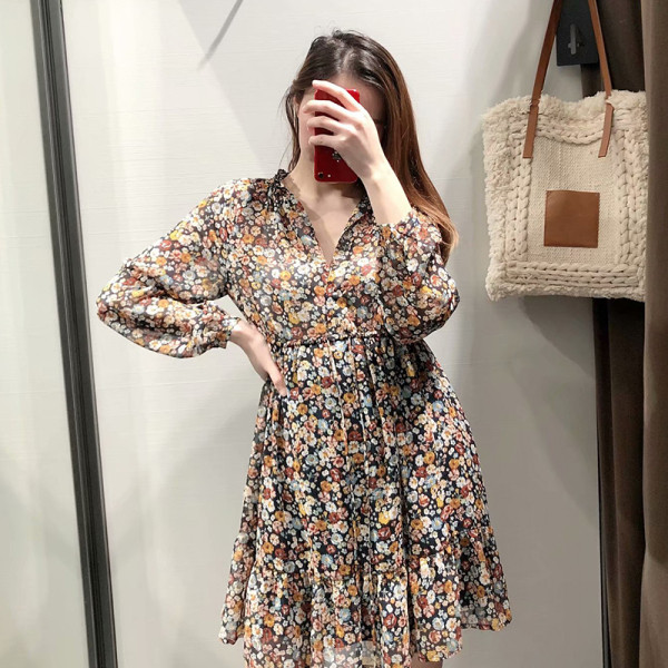 Lezser szabású ruha mély nyakkivágással és derékkötővel, barna színben