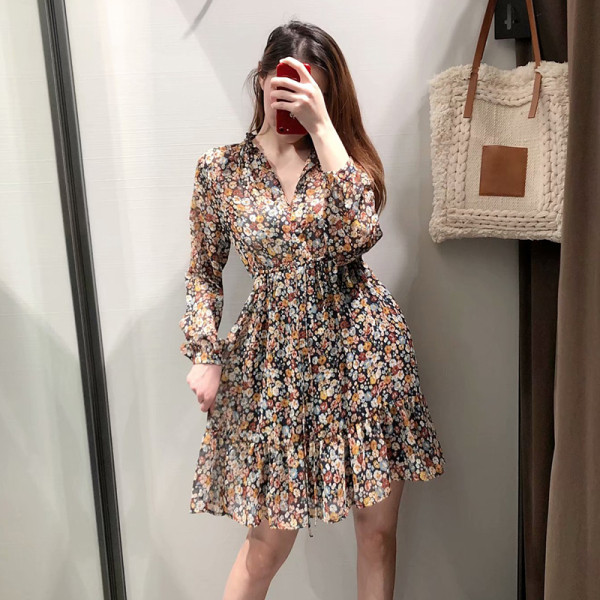 Lezser szabású ruha mély nyakkivágással és derékkötővel, barna színben