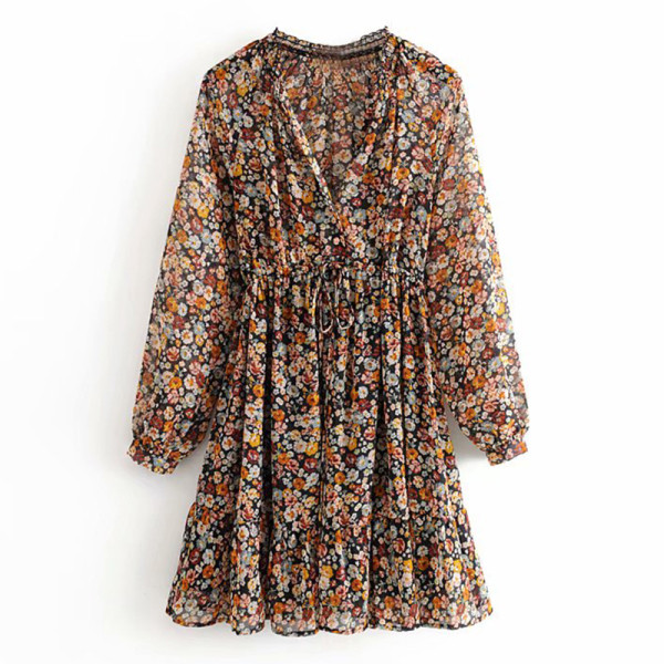 Lezser szabású ruha mély nyakkivágással és derékkötővel, barna színben