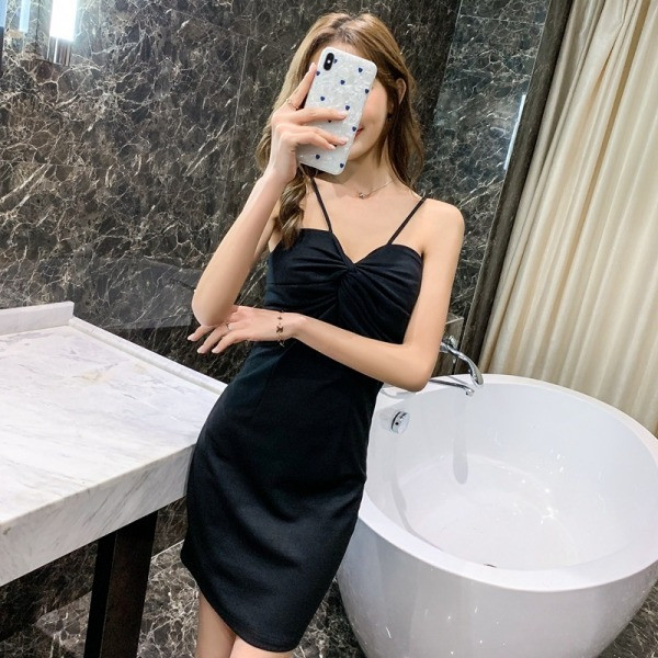 Modern női rövid ruha vékony pántokkal fekete színben