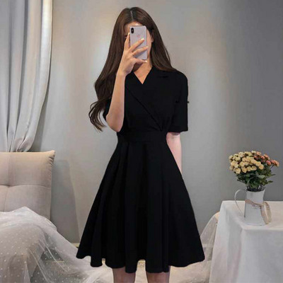 Rochie elegantă de damă în roșu și negru, cu mâneci scurte și decolteu în V