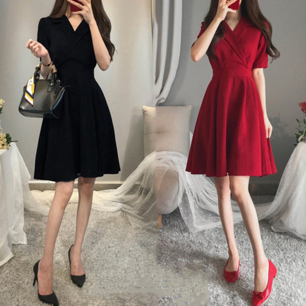 Rochie elegantă de damă în roșu și negru, cu mâneci scurte și decolteu în V