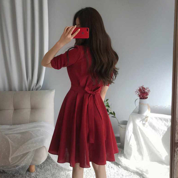 Rochie elegantă de damă în roșu și negru, cu mâneci scurte și decolteu în V