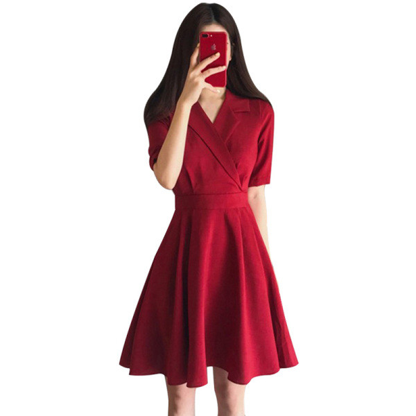 Rochie elegantă de damă în roșu și negru, cu mâneci scurte și decolteu în V