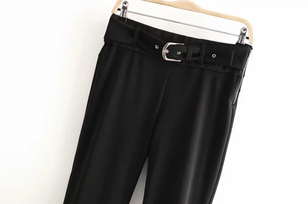 Női alkalmi nadrág fekete színben, testhezálló övvel