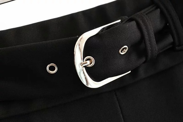 Női alkalmi nadrág fekete színben, testhezálló övvel