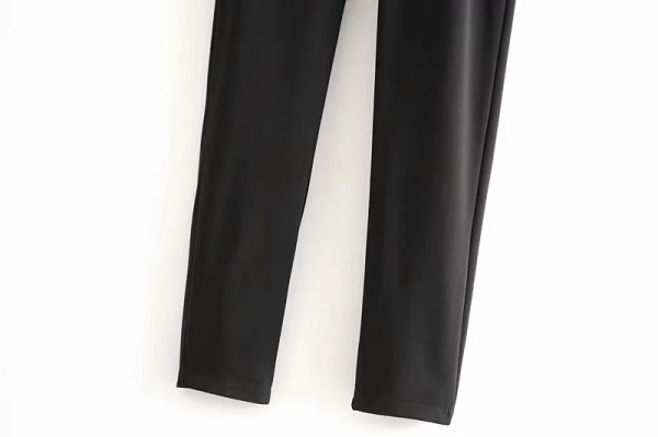 Női alkalmi nadrág fekete színben, testhezálló övvel